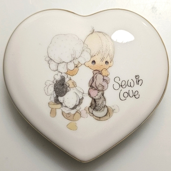 Precious Moments Ceramic Heart-Shaped Trinket Box - Picture 1 of 16